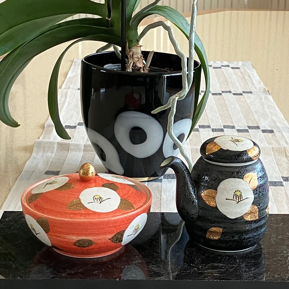JAPANESE CERAMIC SET SUGAR BOWL/HERBS WITH LID AND CREAMER/SAUCER/TEA WITH LID